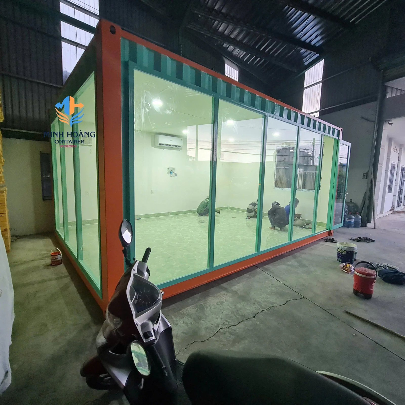 Container Showroom Kính Cường Lực Xanh Viền Cam – Giải Pháp Kinh Doanh Hiện Đại, Linh Hoạt